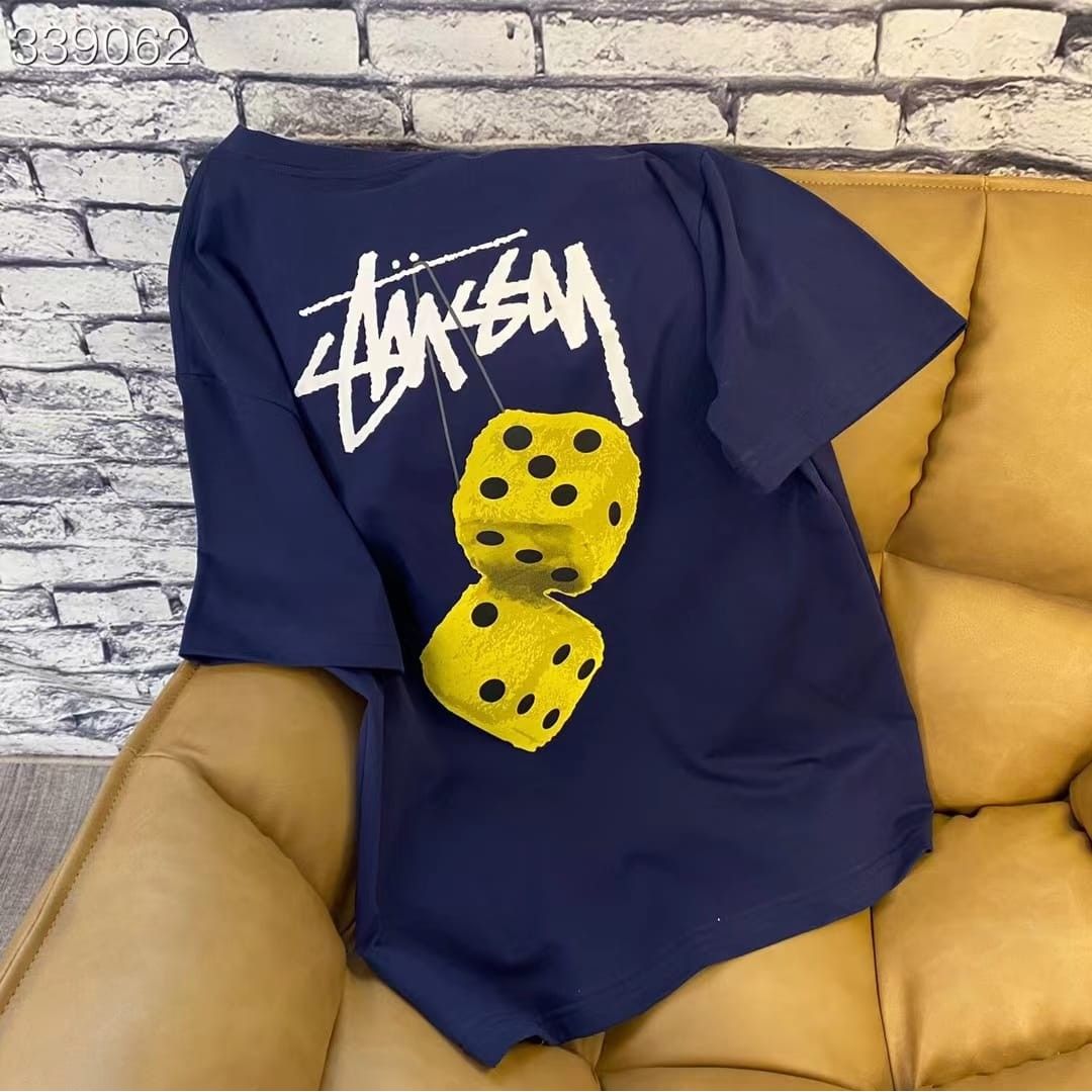 $160件。2件起$150件。潮‮‬‎牌stussy‮西⁠圖⁠斯‬‎‮新‬‎款毛絨‮子⁠骰‬‎男‮情⁠女‬‎侶短‮袖‬‎T恤