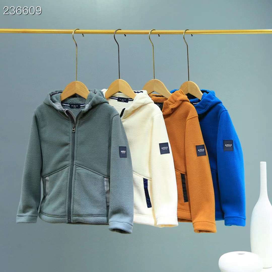 $113件。2件起$103件AIGLE艾高摇粒绒拉链外套帽帽保暖防风外套