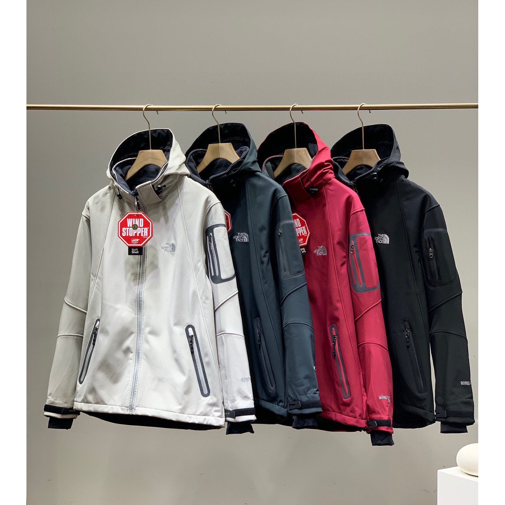 $288件。2件起$280件。The North Face 刺繡秋裝衝鋒衣