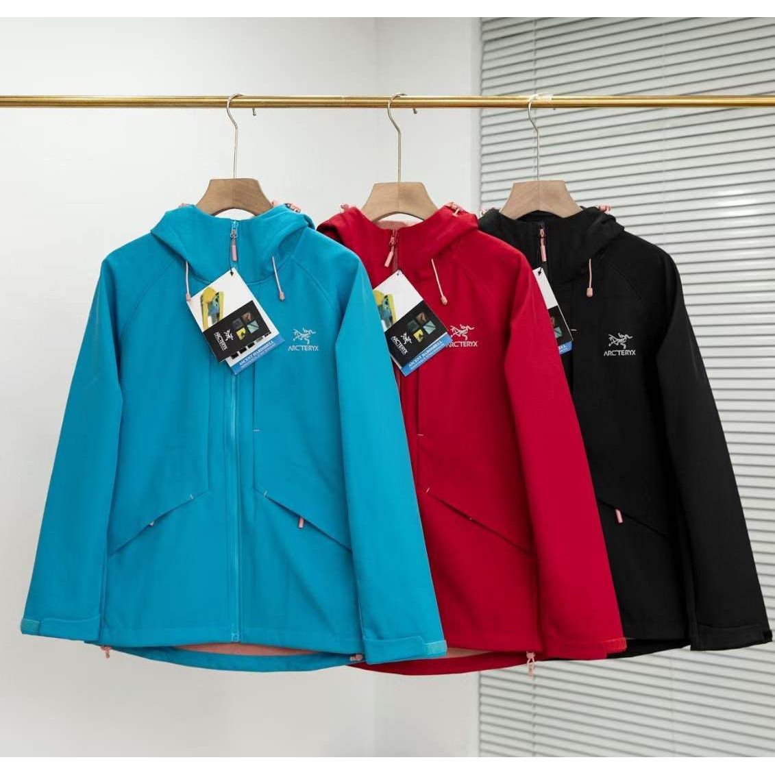 $320件。2件起$3IO件。ARC’TERYX戶外防水透氣軟殼加絨女裝衝鋒衣