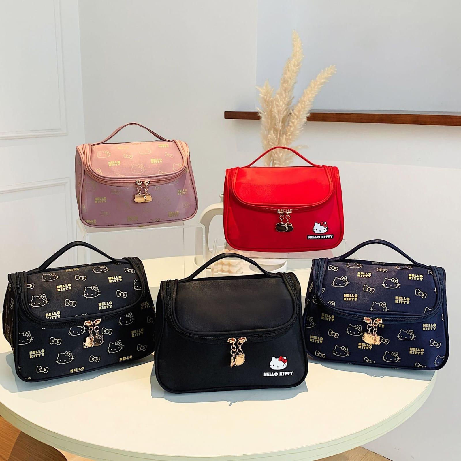 $68/1。2件起$6O/1。Hello Kitty大容量手挽化妝袋
