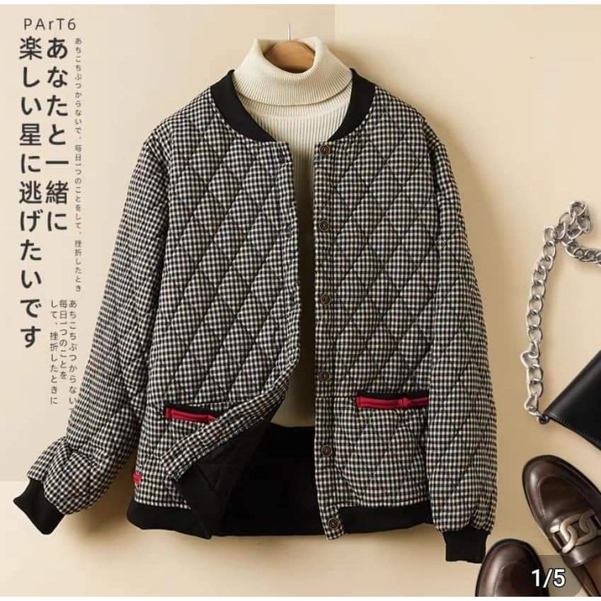 $118件。2件起$108件。复古菱形格子盘扣口宽鬆保暖夾棉加厚棉衣外套