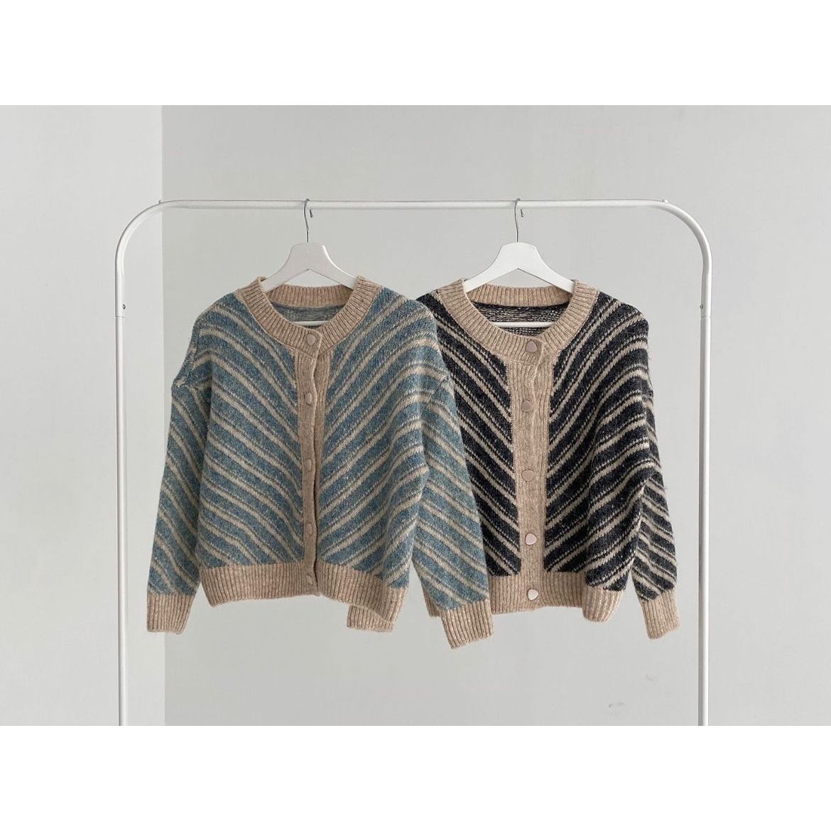 $180件。🇰🇷made in korea🇰🇷顏色:藍色 / 黑色質料:腈綸 100%