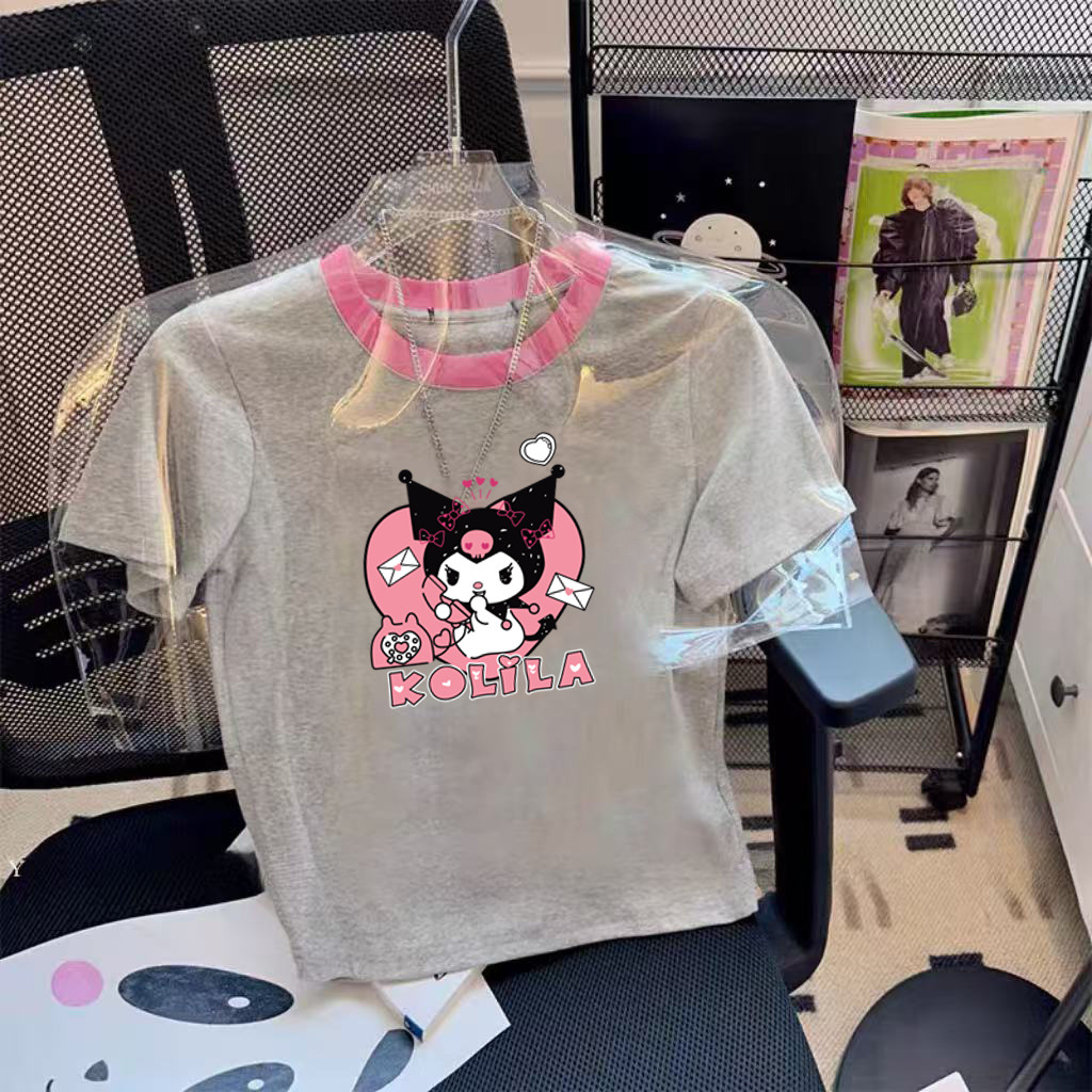 $58件。2件起$55件。💗🎀 Kuromi 短袖Tee 🎀💗甜美中帶點小惡魔感 😈💕✨ 灰色主調+粉紅領口