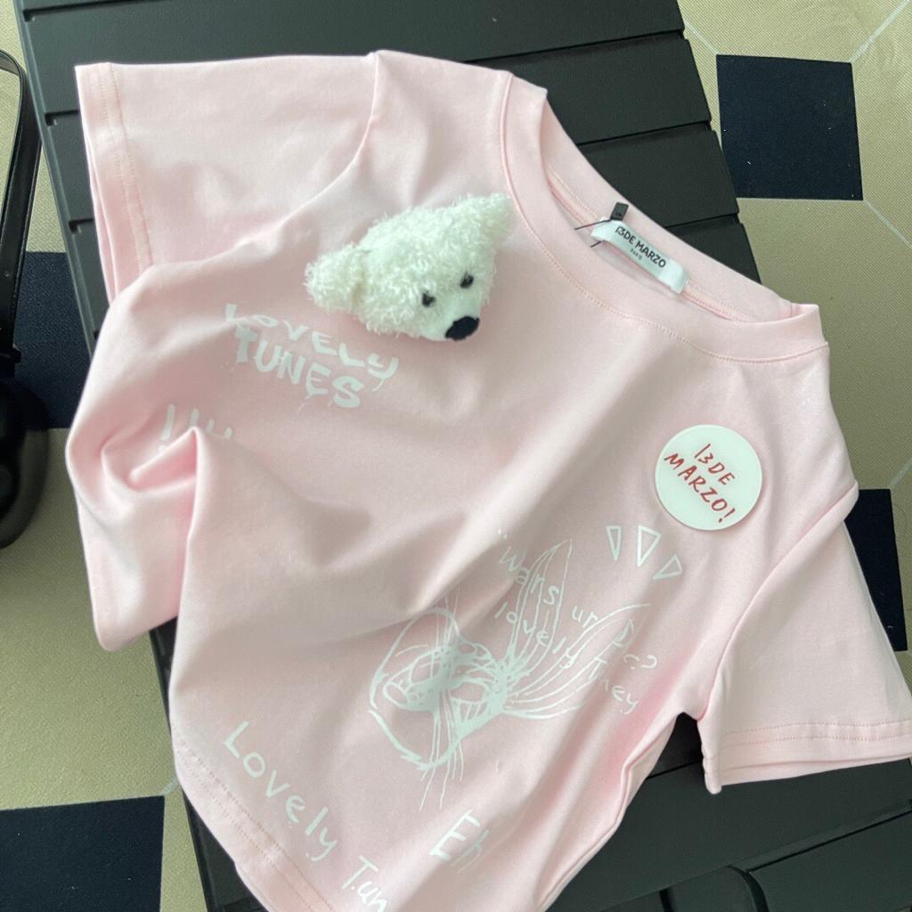 $228件。2件起$220件。𝐌𝐀𝐑𝐙𝐎 x 兔八哥系列粉色短款立體玩偶辣妹T恤
